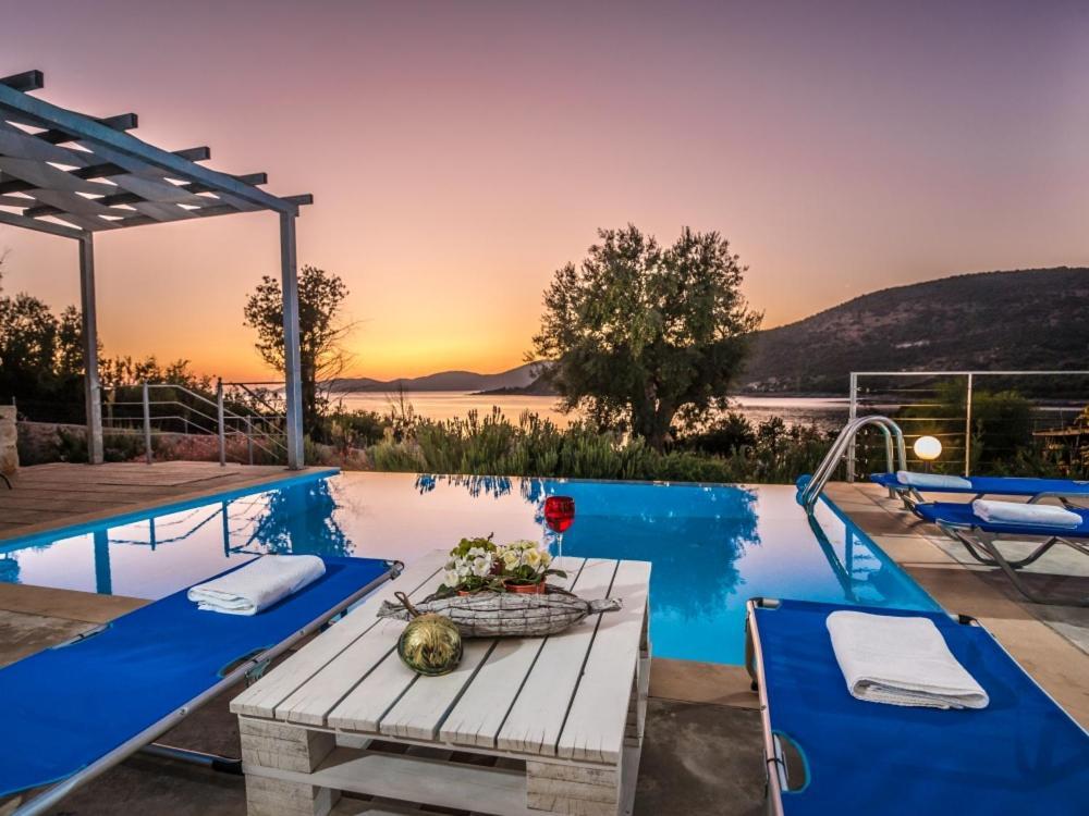Zidanos Luxurious Sea Front Villa Marantochori Exterior photo
